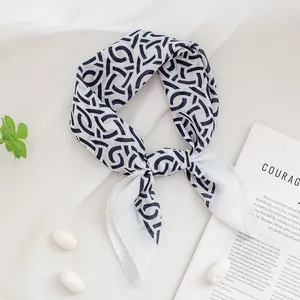 Élégant foulard carré blanc orné d'un motif géométrique bleu marine pour femmes