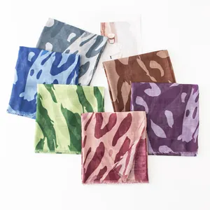 Variété de foulards fins à imprimé ondulé en plusieurs couleurs pour la plage