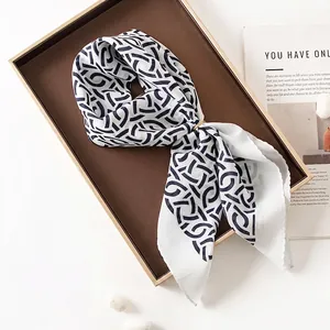 Élégant foulard carré en 100% soie de mûrier avec motif de chaîne géométrique femme