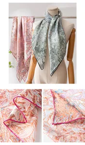 Primer plano de las costuras finas y el estampado floral de un pañuelo de seda
