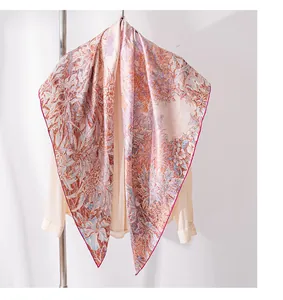 Elegante chal de seda de morera con intrincados motivos florali, drapeado en un perchero
