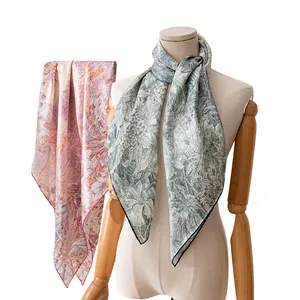 Elegante pañuelo cuadrado de seda de morera con estampado floral en maniquí y colgado.