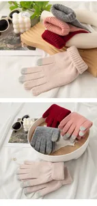 Detail van dikke wollen gebreide winterhandschoenen voor dames met touchscreen vingertoppen