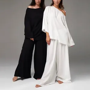 Ensemble homewear chic style français noir et blanc au design minimaliste