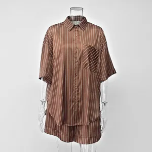 Vue d'ensemble de l'ensemble de vacances deux pièces chemise satinée à rayures et short.