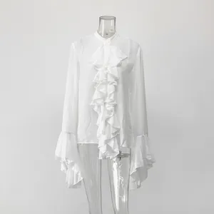 Detalle de una camisa blanca de estilo francés con elegantes volantes escalonados.