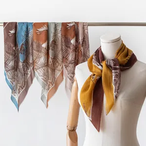 Vue détaillée d'une élégante écharpe en cachemire à motif de feuilles sur mannequin