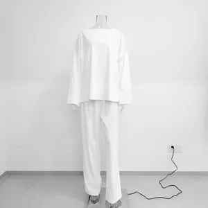 Vue complète de l'ensemble loungewear blanc oversize de style français sur mannequin.