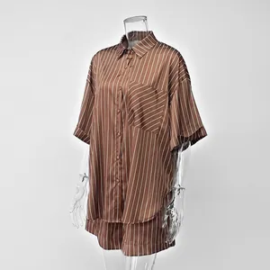 Vue latérale détaillée d'un ensemble de pyjama en satin à rayures sur mannequin clair
