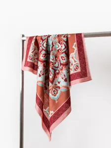 Detalle de un pañuelo cuadrado vintage de seda y lana con complejos motivos florales