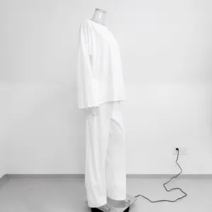 Vue complète d'un ensemble de détente blanc minimaliste sur un mannequin.