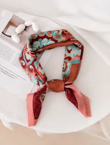 Primer plano de un pañuelo vintage de seda y lana con estampado floral anudado