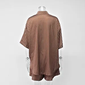 Vue arrière de l'ensemble deux pièces pour femmes en satin rayé marron et blanc