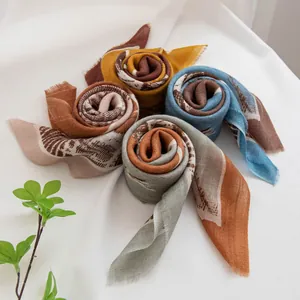 Détail de quatre écharpes en cachemire souple roulées dans diverses couleurs élégantes