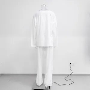 Vue arrière d'un ensemble de détente blanc minimaliste sur un mannequin transparent chic