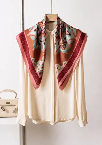 Pañuelo cuadrado de seda de morera vintage con motivo floral en camisa crema