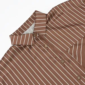 Gros plan d'une chemise rayée en satin marron montrant le col et les détails des boutons
