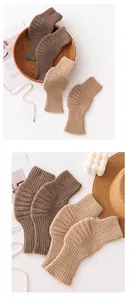 Rodilleras de cachemira acanaladas premium en suaves tonos de marrón y beige.