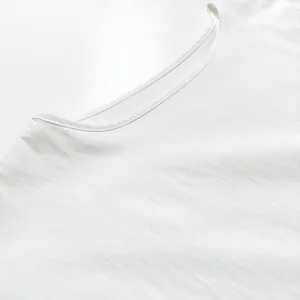 Gros plan sur le col d'un vêtement de détente blanc en coton avec texture de tissu douce