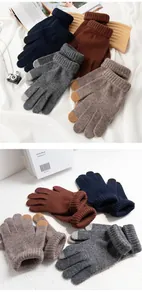 Detalle de primer plano de guantes de punto de lana estilo Maillard multicolor invierno