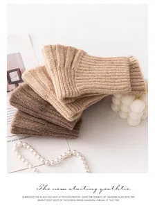 Detalle de la textura de las rodilleras de punto de cachemira en tonos marrón y beige.