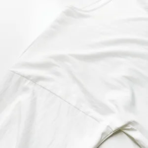 Détail en gros plan du haut de détente français blanc minimaliste avec texture de coton