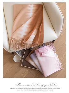 Detailansicht eleganter Verlaufs-Schals in verschiedenen warmen Winterfarben für Damen