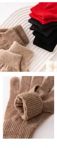 Macro dettagliata di morbidi guanti in 100% cashmere con trama dei polsini in maglia
