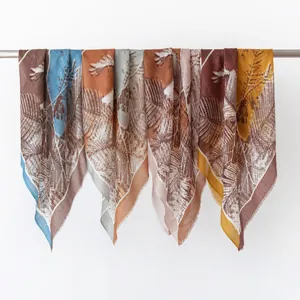 Écharpes en cachemire doux à motifs de feuilles suspendues à une barre en métal épurée