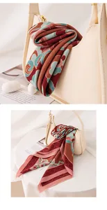 Primer plano de un pañuelo de seda y lana vintage sobre un bolso de color crema.