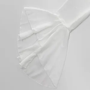 Detalle de cerca de la elegante manga con volantes de hoja de loto en una blusa blanca francesa