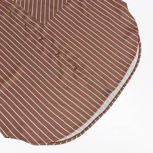 Vue détaillée en gros plan du haut en satin à rayures marron et blanc avec boutons