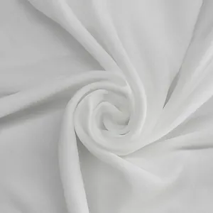 Primer plano de la textura de tela de gasa blanca suave para una blusa francesa