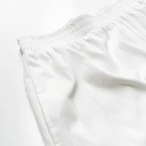 Détail en gros plan de la taille élastique et de la texture du tissu d'un ensemble blanc