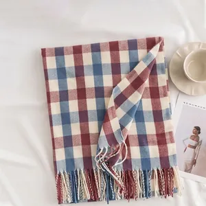 Gezellige klassieke geruite wintersjaal met decoratieve franjes voor warme styling