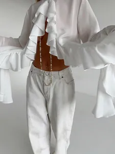 Vista detallada de una blusa blanca con volantes de estilo francés y mangas fluidas