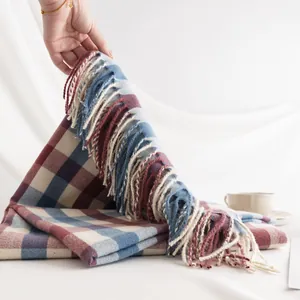 Zachte Japanse stijl geruite sjaal met franjes voor de winter, blauw en rood patroon.