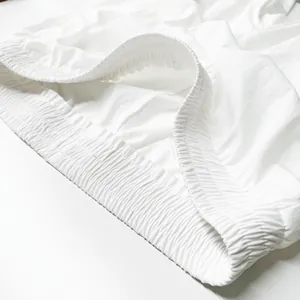 Vue rapprochée détaillée d'une taille élastique de vêtement d'intérieur blanc avec des plis doux