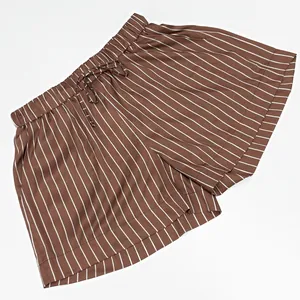 Vue détaillée du short en satin à rayures marron et blanc avec cordon de serrage élastique