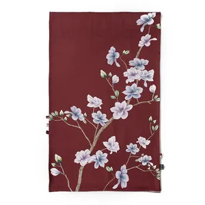 Eleganter weinroter Seidenschal mit lila Magnolien-Blumenmuster für Geschenke