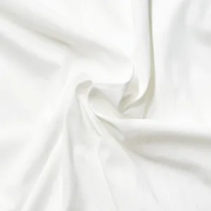 Détail de la texture douce du tissu de l'ensemble de détente blanc de style français