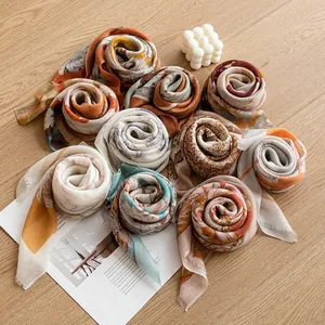 Écharpes douces 100 % cachemire aux motifs floraux roulées en roses sur du bois