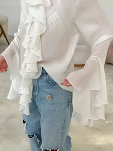 Elegante blusa blanca de gasa de manga larga con detalles de volantes de estilo francés