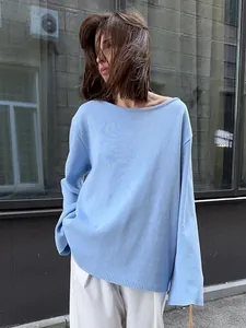 Gros plan d'un pull bleu clair oversize à col bateau avec une texture en maille douce
