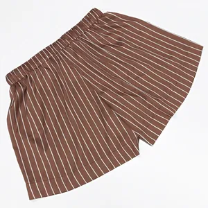 Détail du short en satin à rayures verticales marron et blanc avec taille élastique