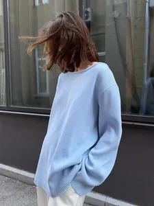Détail du pull en maille bleu clair montrant la texture douce et la coupe oversize