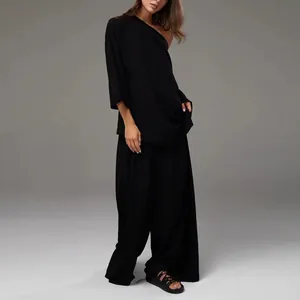 Élégant ensemble de détente noir deux pièces de style français pour femme en studio photo