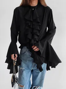 Vista detallada que muestra el elegante diseño negro con volantes y puños extragrandes