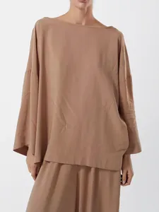 Vue détaillée de l'ensemble loungewear pour femme de style minimaliste français