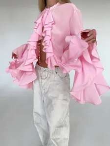 Detalle de blusa rosa con mangas de volantes, diseño francés con elegantes capas de volantes.